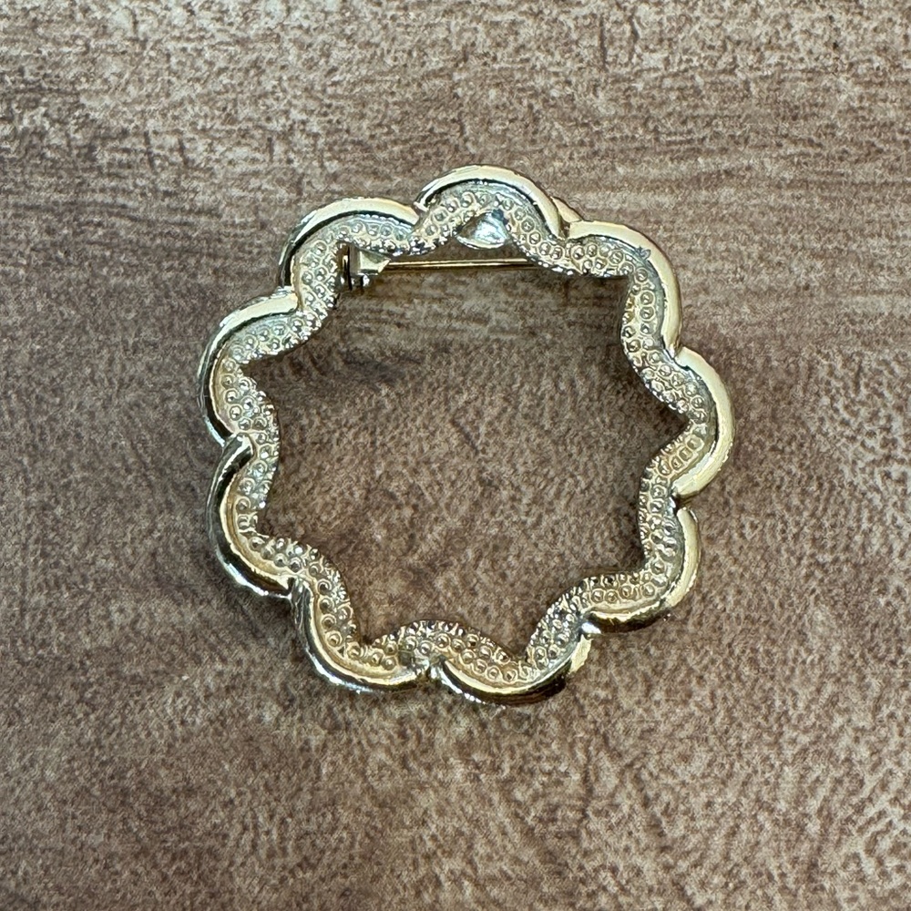 Vintage Gerry's Gold Tone Open Wreath Circle Pin Brooch 1.25 Classic